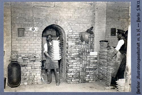 Velten (Oberhavel), Aufräumen des Brennofens, Foto um 1928