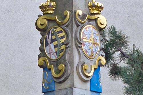 Guben (Spree-Neiße), Sächsische Postsäule (Detail), Foto 2013 